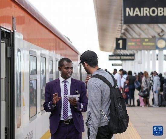 5月31日，在蒙內(nèi)鐵路內(nèi)羅畢站，乘務(wù)員為乘客檢票。新華社記者 李亞輝 攝