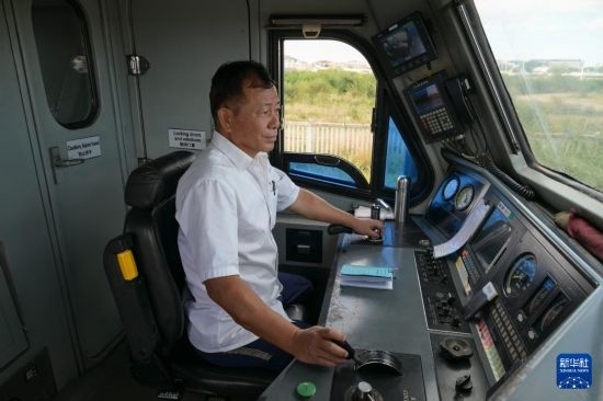 5月31日，在蒙內(nèi)鐵路內(nèi)羅畢站，機(jī)車駕駛員蔣立平在即將開往蒙巴薩的E2次列車上進(jìn)行準(zhǔn)備工作。新華社記者 楊光 攝