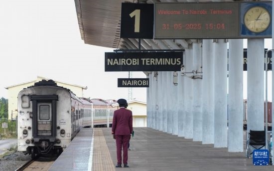5月31日，在蒙內(nèi)鐵路內(nèi)羅畢站，工作人員目送開往蒙巴薩的E2次列車駛離站臺(tái)。新華社記者 李亞輝 攝