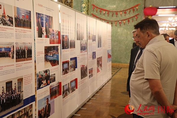 與會(huì)嘉賓參觀中俄科技創(chuàng)新合作圖片展。人民網(wǎng)記者 肖新新攝