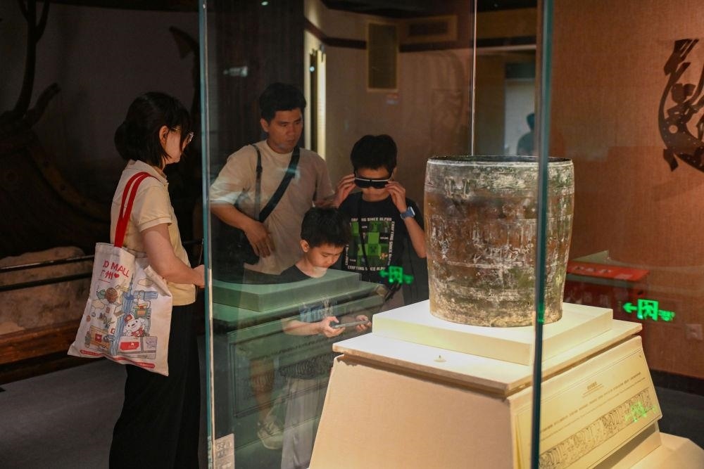 △2025年5月18日，游客在廣東廣州南越王博物院（王墓展區(qū)）體驗(yàn)AR眼鏡智慧導(dǎo)覽服務(wù)。