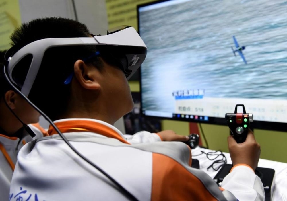 北京市八一學(xué)校的學(xué)生在北京市中小學(xué)生特色科技活動展示上體驗VR技術(shù)（2018年11月24日攝）新華社記者 羅曉光 攝。