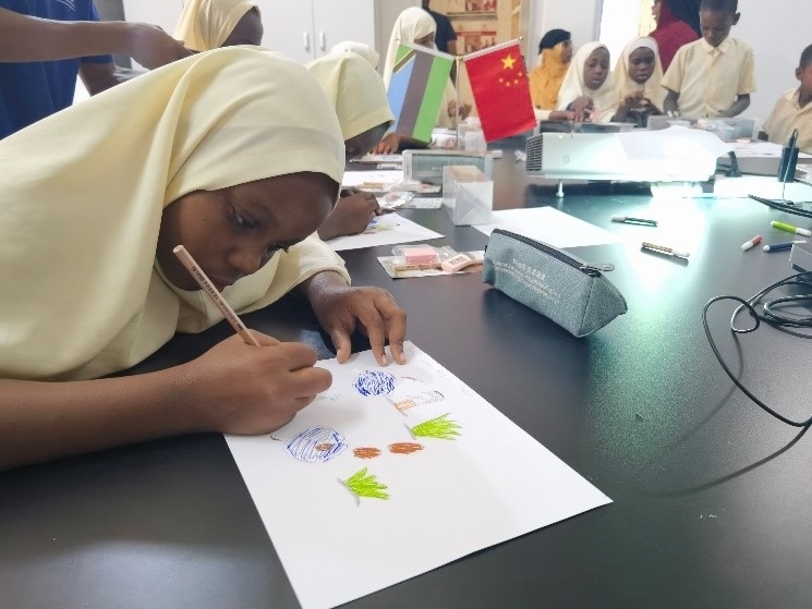 學(xué)生踴躍參與繪畫(huà)活動(dòng)。施亮攝