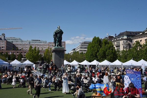 “你好！中國(guó)”端午游園會(huì)在斯德哥爾摩國(guó)王花園廣場(chǎng)舉辦。人民網(wǎng)記者 殷淼攝
