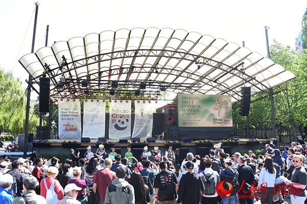 中瑞民眾歡聚國(guó)王花園廣場(chǎng)共慶端午佳節(jié)。人民網(wǎng)記者 殷淼攝