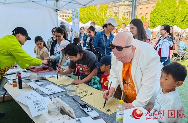 書法體驗(yàn)。人民網(wǎng)記者 殷淼攝