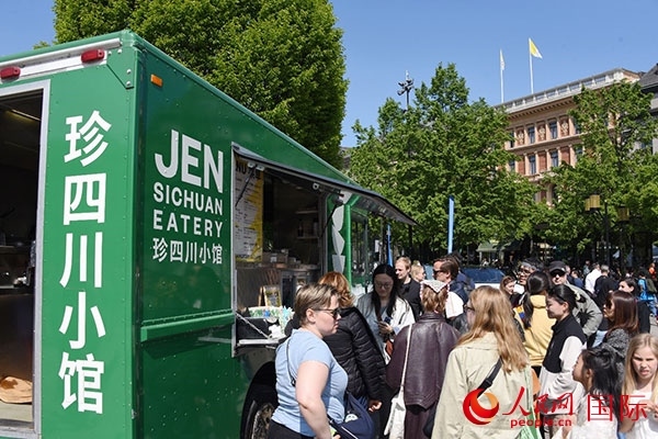 中國(guó)美食攤。人民網(wǎng)記者 殷淼攝