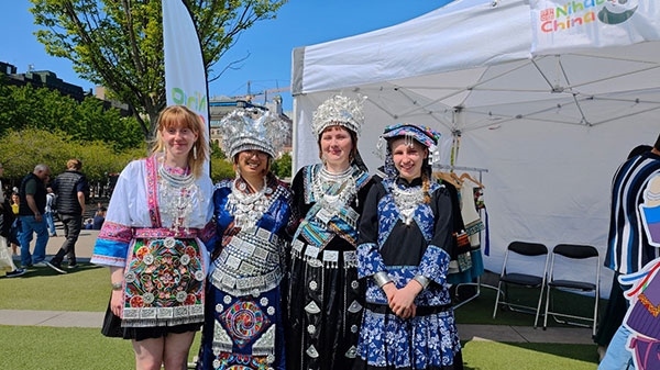 體驗(yàn)苗族傳統(tǒng)服飾。人民網(wǎng)記者 殷淼