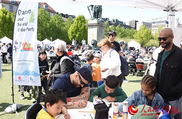 體驗(yàn)熊貓彩繪活動(dòng)。人民網(wǎng)記者 殷淼攝