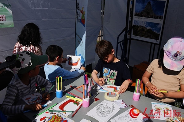 端午文化體驗(yàn)—龍舟圖片填色。人民網(wǎng)記者 殷淼攝