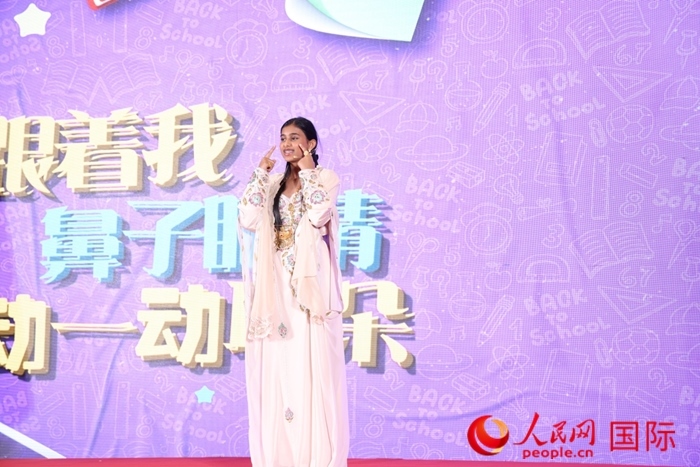 演唱中文歌曲。人民網(wǎng)記者任皓宇攝