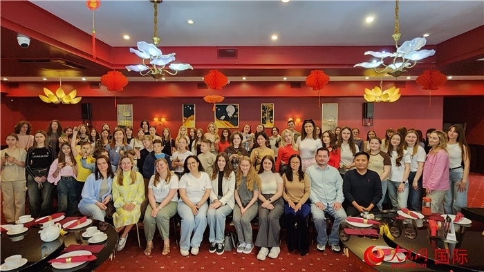 “慶端午學(xué)中文”活動全體合照。人民網(wǎng)記者蔡子暢攝