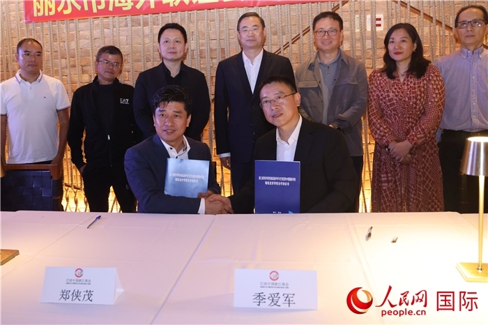 浙江省青田華僑實(shí)驗(yàn)高級中學(xué)與巴西里約中國國際學(xué)校在座談會上締結(jié)為友好學(xué)校，青田縣人民政府僑務(wù)辦公室主任季愛軍和擔(dān)任巴西里約中國國際學(xué)校董事長的鄭俠茂作為代表簽署協(xié)議。 人民網(wǎng)記者 時(shí)元皓攝