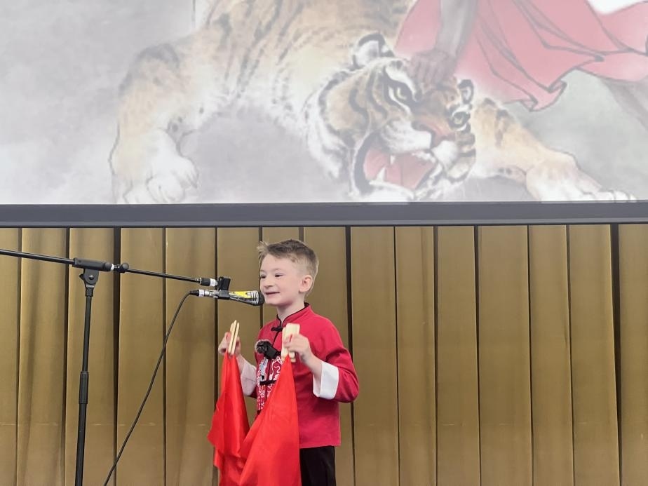 一航表演快板《武松打虎》。布加勒斯特大學(xué)孔子學(xué)院供圖