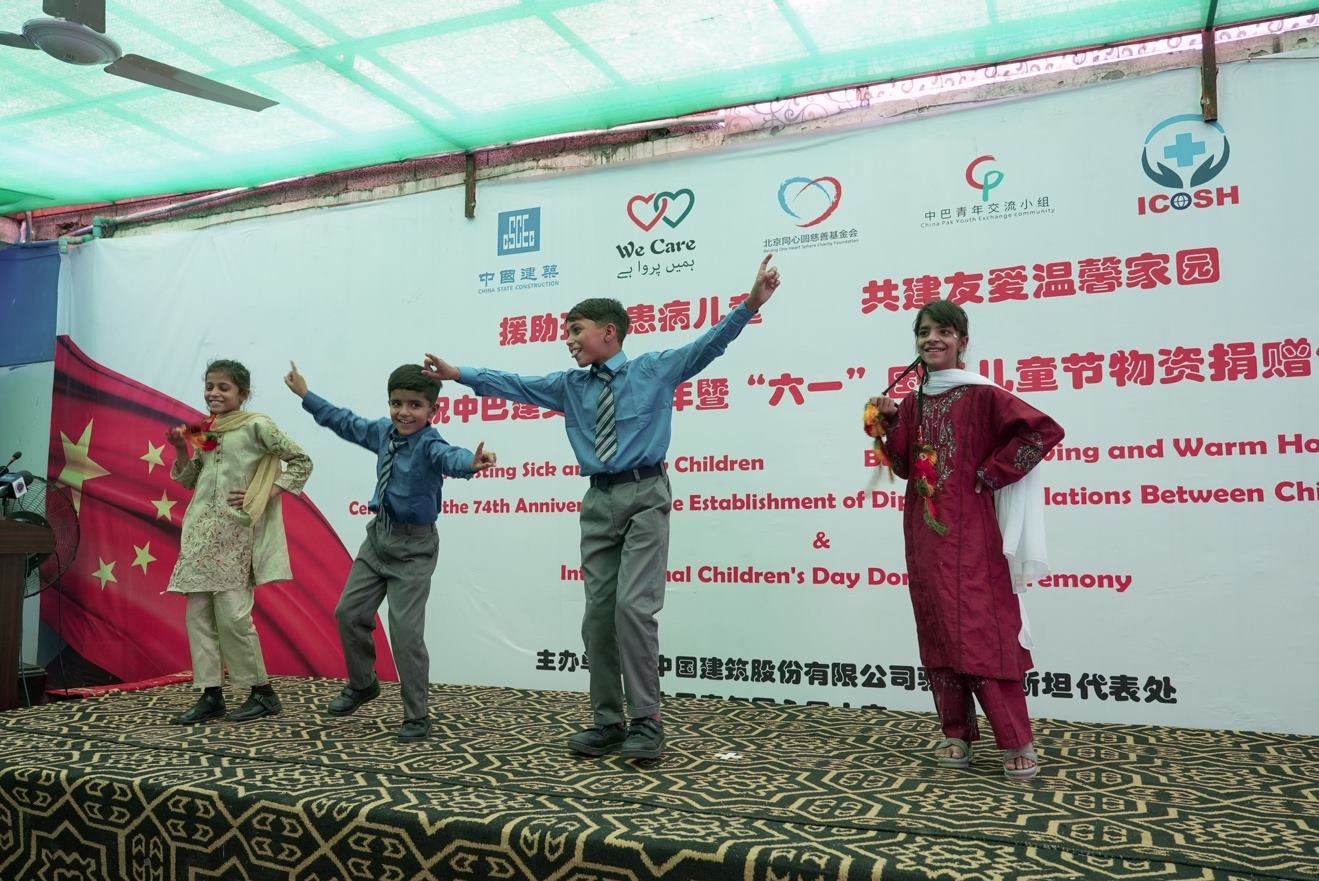 受捐孤兒在活動(dòng)現(xiàn)場(chǎng)表演自己創(chuàng)作的舞蹈節(jié)目。瓦加斯·阿赫邁德攝