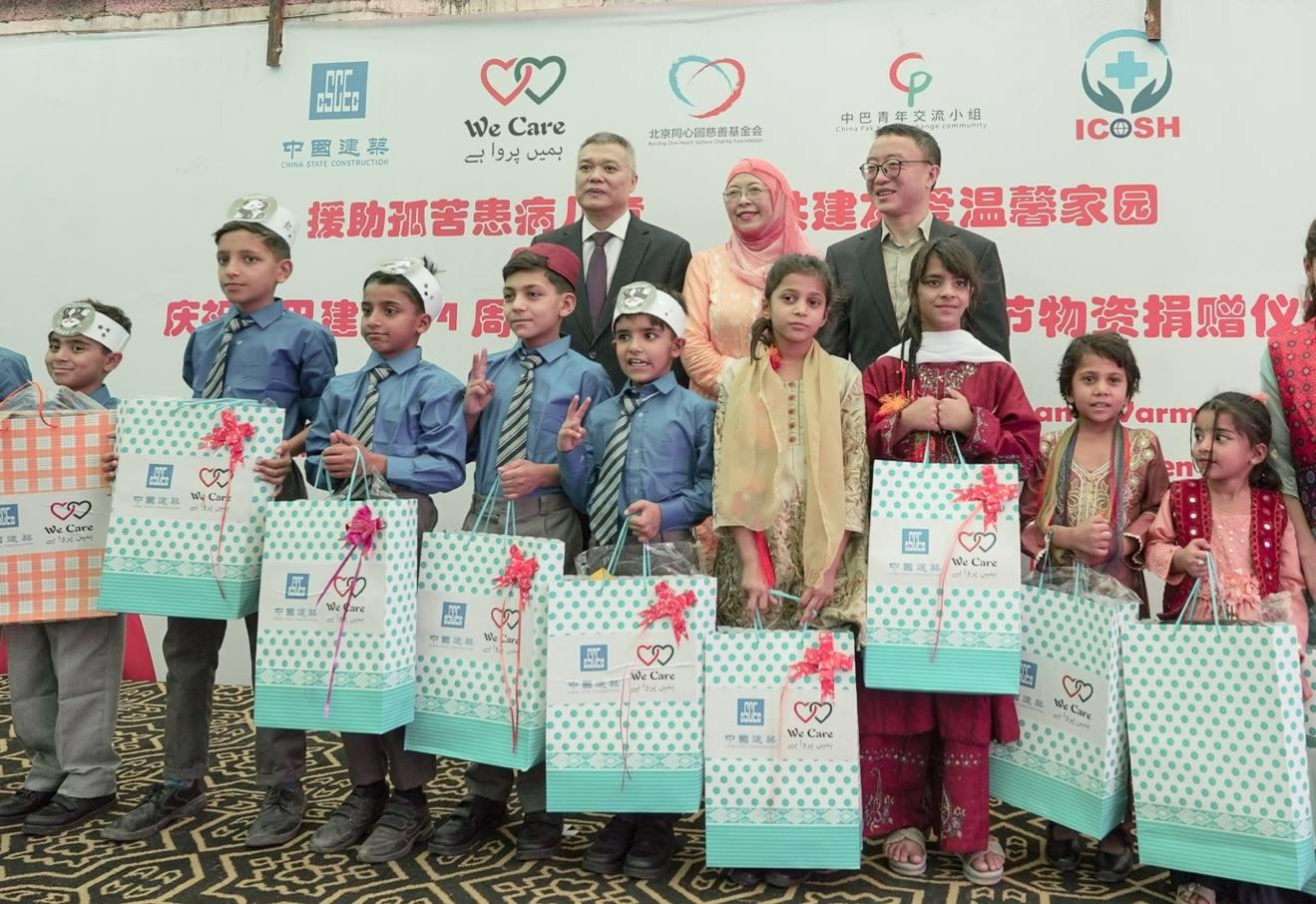 受捐孤兒在儀式上合影留念。瓦加斯·阿赫邁德攝