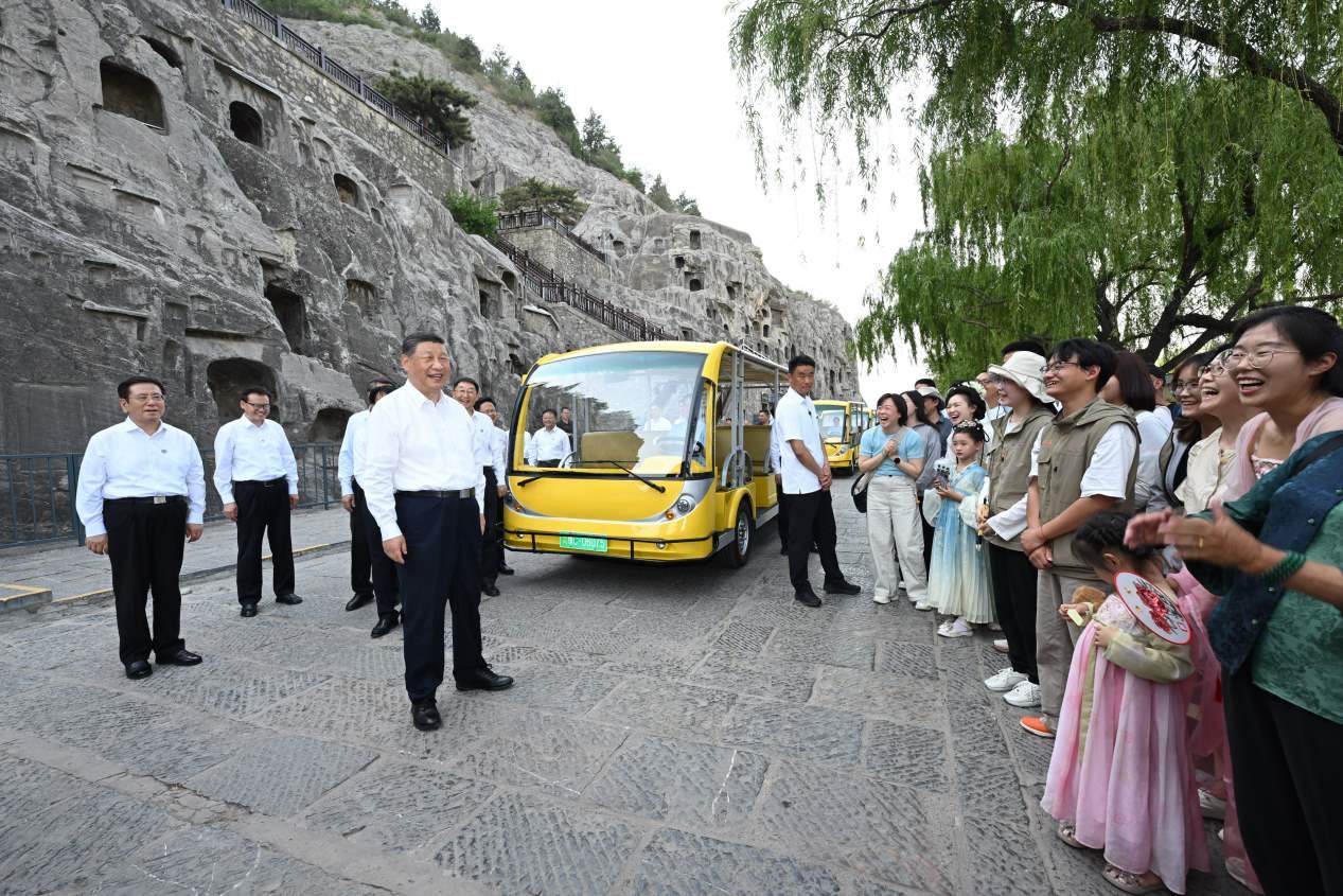 5月19日，習(xí)近平在洛陽(yáng)龍門石窟考察時(shí)，同游客親切交流。