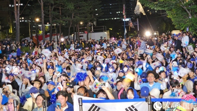 當?shù)貢r間4日凌晨，李在明支持者們聚集在國會前等待計票結果。人民網(wǎng) 柳美鉉攝