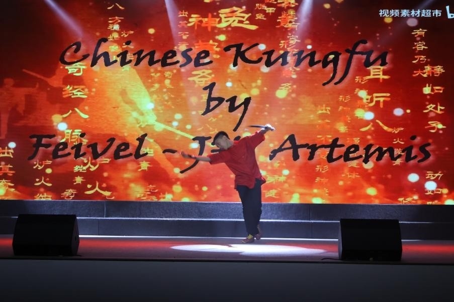 恩星學(xué)校中學(xué)部學(xué)生表演武術(shù)。哈山努丁大學(xué)孔子學(xué)院供圖