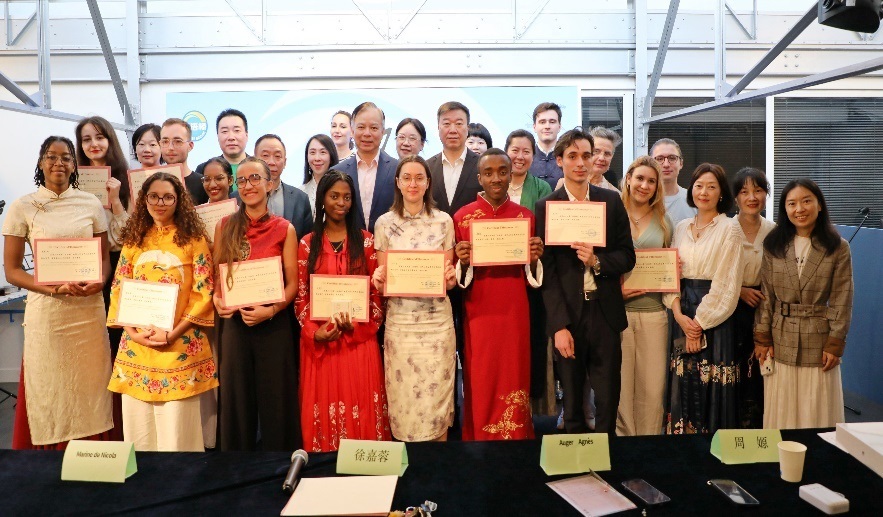 圖1：中國駐法使館公使陳力、教育公參周家貴與比賽師生、評委合影（圖片：巴黎西岱大學(xué)孔子學(xué)院）